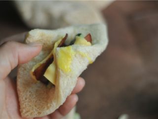 8、解决剩吐司的好方法——芝士土司夹,接口处涂点鸡蛋液,沾起来