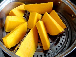 1、雅韵黄梅,南瓜切块上锅蒸熟。