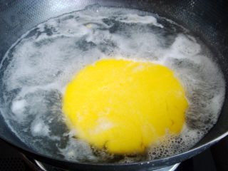 6、雅韵黄梅,放入开水锅中煮至漂浮起来捞出。（这样做面团会很柔韧，易造型）