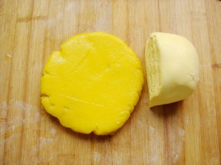 7、雅韵黄梅,把煮熟的面团和生面团和到一起。