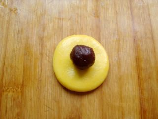 9、雅韵黄梅,取30克一个的小剂子，团成圆球按扁，放入8克的豆沙馅。