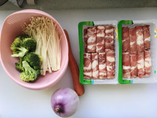 1、日式肥牛饭,所有用到的食材都在这里了，我做的是三个人的量，买了两盒肥牛400克；