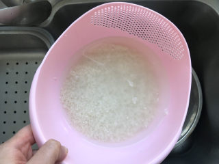 2、日式肥牛饭,淘米，焖米饭；