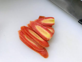 3、日式肥牛饭,胡萝卜洗净切片；