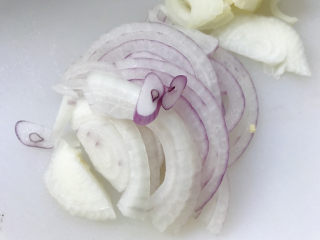 4、日式肥牛饭,洋葱洗净切丝；