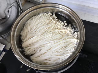 5、日式肥牛饭,沸水焯熟金针菇；