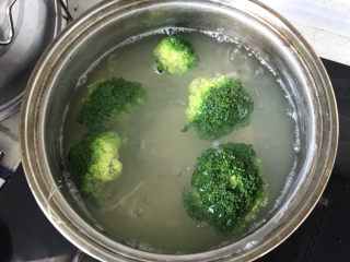 6、日式肥牛饭,西兰花焯4分钟捞出备用；