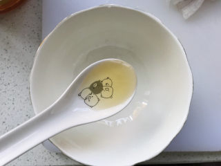 7、日式肥牛饭,在焯蔬菜的同时，调料汁，5勺味淋；