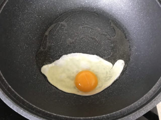 15、日式肥牛饭,几个人吃饭就煎几个鸡蛋，为了身体健康，不建议像霓虹国人一样配生鸡蛋吃；