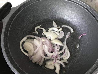 19、日式肥牛饭,放入洋葱丝滑炒；