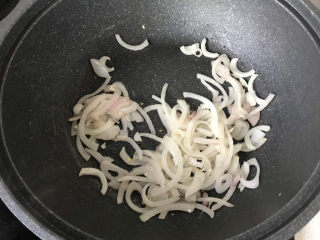 20、日式肥牛饭,炒至洋葱透明超软；