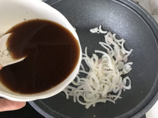 21、日式肥牛饭,倒入刚才调好的料汁；