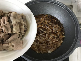 22、日式肥牛饭,放入肥牛卷；