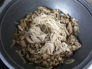 24、日式肥牛饭,再放入金针菇，等待收汁；