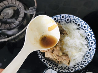 26、日式肥牛饭,码好肥牛卷，浇上汤汁；