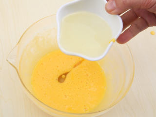 2、南瓜戚风 ,加入色拉油搅拌均匀。