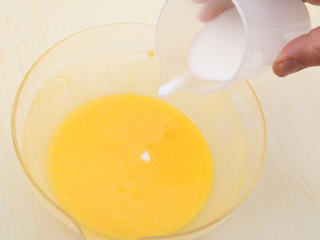 3、南瓜戚风 ,加入牛奶搅拌均匀。