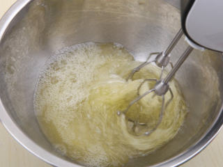 7、南瓜戚风 ,蛋白打至粗泡。