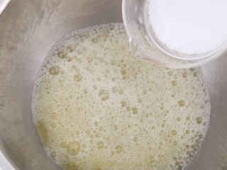 8、南瓜戚风 ,分3次加入细砂糖。