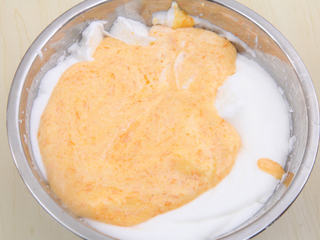 11、南瓜戚风 ,再倒入剩余蛋白霜中，用刮刀小心翻拌均匀。