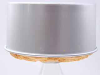 14、南瓜戚风 ,取出后立即倒扣在细瓶口上，隔夜脱模。