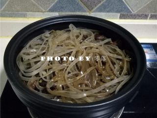 8、干锅粉条,调入适量蚝油、蒸鱼豉油、老抽，搅拌均匀；再倒入少量清水；