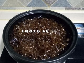 11、干锅粉条,再调入适量鲜鸡汁，继续拌匀；