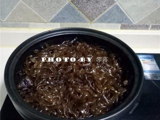 10、干锅粉条,调入适量橄榄油，用筷子迅速将粉条拌匀；