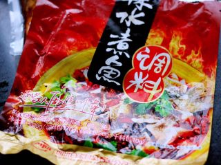 3、#辣味#麻辣水煮鱼,我用的是这种水煮鱼调料