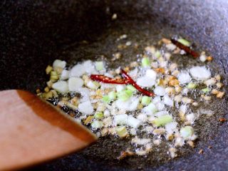 8、#辣味#麻辣水煮鱼,热锅先加入100克花生油爆香葱姜蒜末