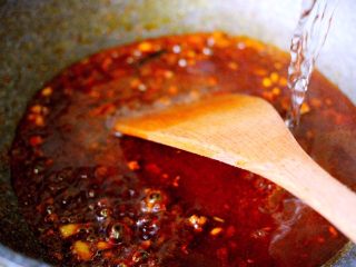 11、#辣味#麻辣水煮鱼,加入适量清水