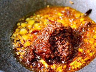 9、#辣味#麻辣水煮鱼,加入调料包的调料、再加一勺郫县豆瓣酱煸炒