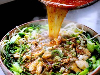 24、#辣味#麻辣水煮鱼,倒入锅中煮鱼肉的汤汁