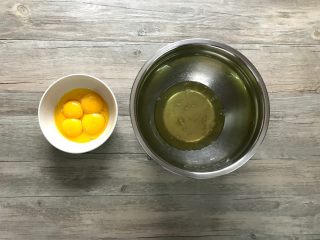 1、黑米戚风蛋糕卷,先分离蛋白和蛋黄，注意蛋白盆必须无油无水，分离过程不可混入蛋黄。