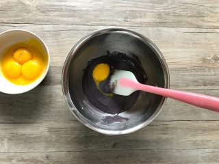 2、黑米戚风蛋糕卷,分三次加入蛋黄。