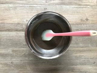 3、黑米戚风蛋糕卷,每次都拌匀后再加入下一次。