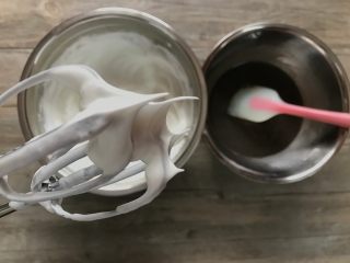 4、黑米戚风蛋糕卷,蛋白加入适量柠檬汁分三次打入细砂糖30克，打至打蛋器提起呈尖尖的小弯角。