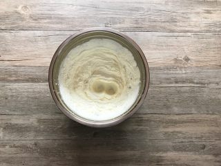 8、黑米戚风蛋糕卷,淡奶油加入10克全脂奶粉及10克糖打发。