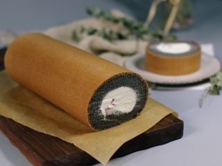 11、黑米戚风蛋糕卷,成品