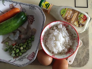 1、儿童趣味便当小金鱼蛋包饭,准备原料