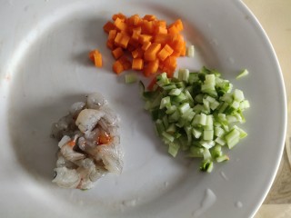 2、儿童趣味便当小金鱼蛋包饭,胡萝卜，黄瓜，虾仁切丁