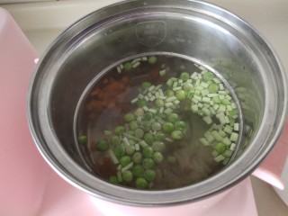 4、儿童趣味便当小金鱼蛋包饭,放胡萝卜，黄瓜，豌豆，虾仁焯一分钟