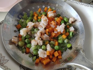 5、儿童趣味便当小金鱼蛋包饭,捞出来控水