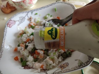 6、儿童趣味便当小金鱼蛋包饭,放入米饭，沙拉酱