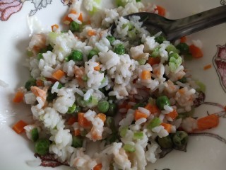 7、儿童趣味便当小金鱼蛋包饭,拌匀