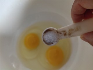 8、儿童趣味便当小金鱼蛋包饭,鸡蛋加盐打散