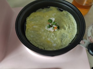 11、儿童趣味便当小金鱼蛋包饭,放入米饭