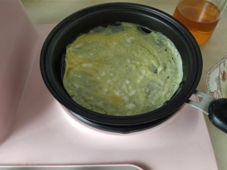 10、儿童趣味便当小金鱼蛋包饭,放入蛋液摊成薄饼