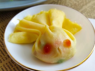 12、儿童趣味便当小金鱼蛋包饭,蛋饼对折用筷子夹成鱼尾的形状