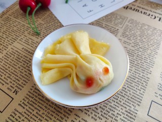 13、儿童趣味便当小金鱼蛋包饭,装饰上眼睛